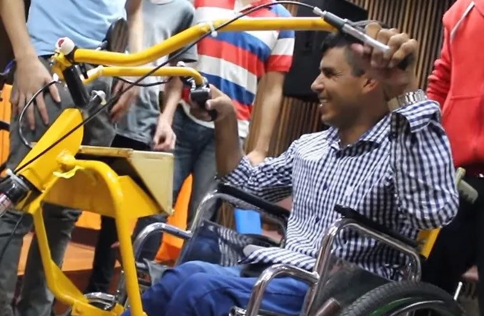 Miguel Sosa, recibió su nueva silla de ruedas y ahora podrá trabajar sin dificultades.