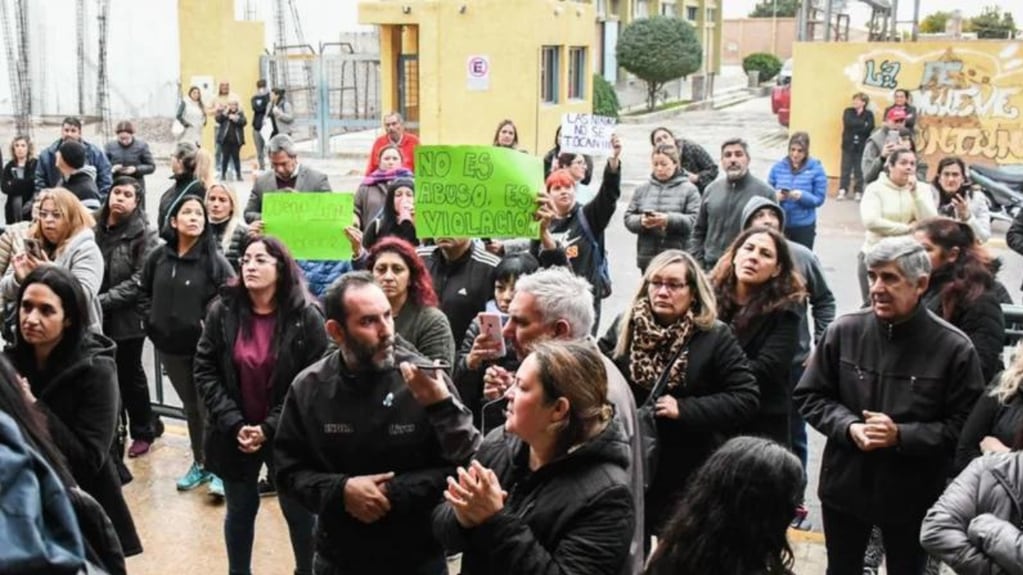Manifestaciones de padres y alumnos en el Colegio Luján por presunta violación