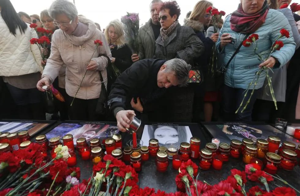 ILN78 MOSCu00da (RUSIA), 06/04/2017.- Varias personas depositan velas sobre el retrato de Malyukova Ksenia de 18 au00f1os, una de las víctimas del atentado del lunes en el metro de San Petersburgo, que dejó 14 muertos y decenas de heridos, durante una marcha en e