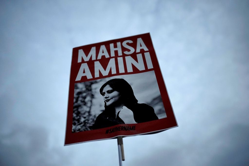Una pancarta con la imagen de Mahsa Amini, capturada por la Policía de la moral, que luego fue encontrada muerta. Foto: AP.