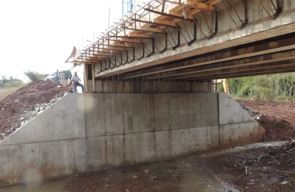 La Dirección Provincial de Vialidad ejecuta el último tramo de la construcción del puente sobre el arroyo Tirica