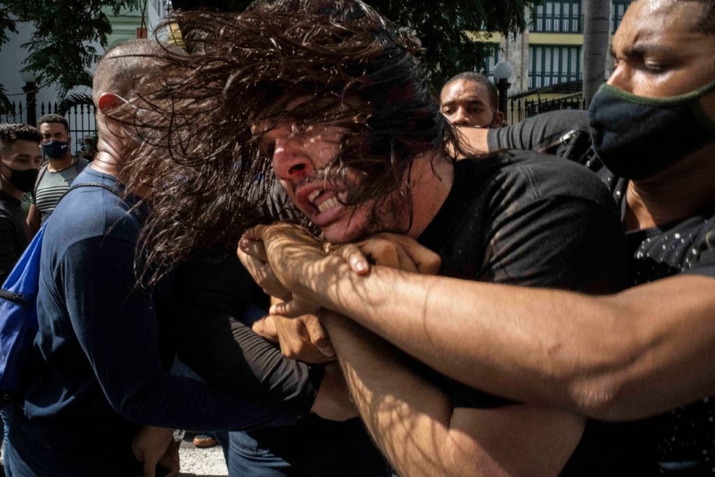 Policías vestidos de civil detienen a un manifestante contra la dictadura. (AP).