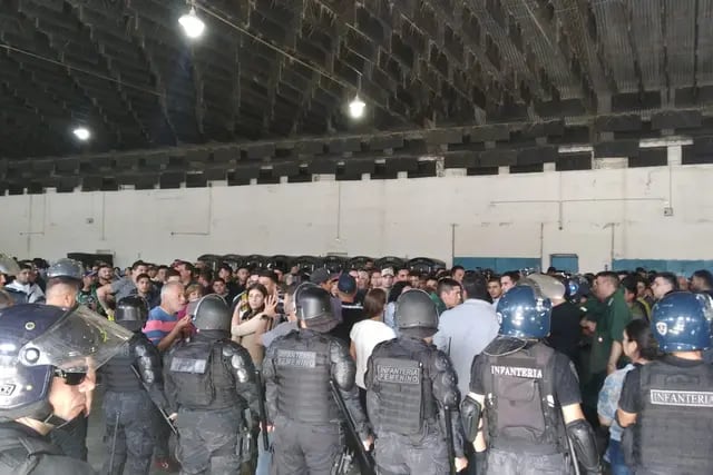 Fuerte presencia policial en la asamblea del Soelsac (Veronica Suppo / La Voz)