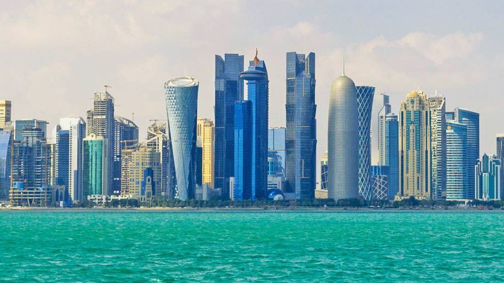 La impresionante ciudad de Doha estará recibiendo a millones de turistas de todo el mundo, que se las rebuscan para encontrar las maneras más económicas de estar en el Mundial de Qatar 2022. Foto: La Voz.