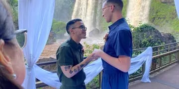 Momento histórico en las Cataratas del Iguazú: sellaron su amor con el Salto Dos Hermanas de fondo