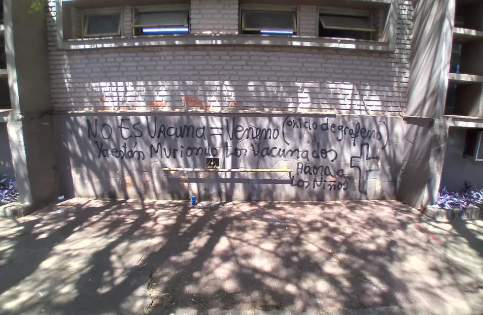 Escuelas vandalizadas con mensajes antivacunas en Posadas.