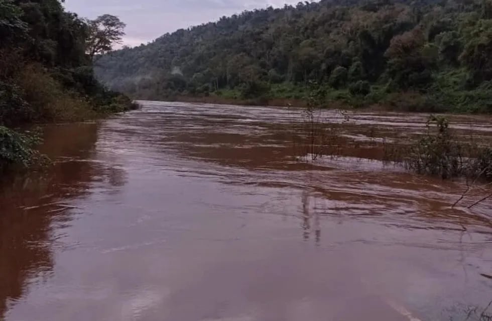 Debido a la crecida del arroyo Yabotí, cerraron el acceso a los Saltos del Moconá en El Soberbio.