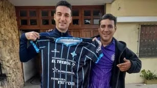 Flavio Sosa, el mendocino que le regaló la camiseta de Atlético Argentino a Lionel Scaloni en Pujato.
