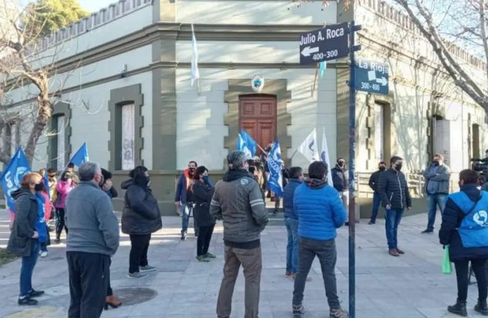 Estatales, docentes y judiciales marcharon en rechazo del pago escalonado de salarios y aguinaldos en Neuquén