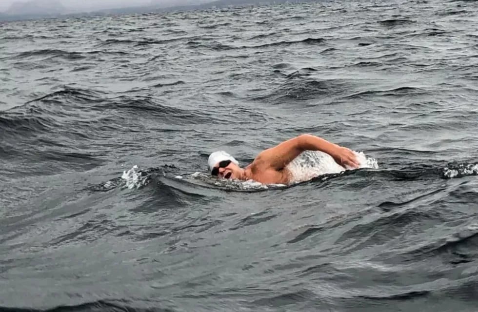Un nadador de 54 años cruzó el Lago Nahuel Huapi sin traje de neopreno.