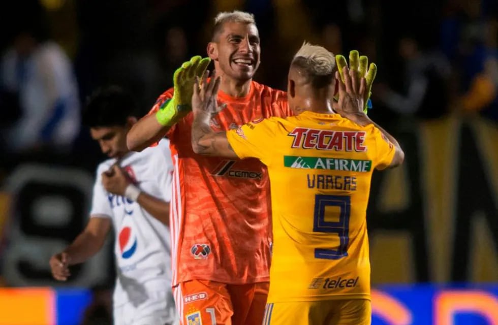 Nahuel Guzmán celebró con sus compañeros de equipo el pase a cuartos e los Tigres de México de la Liga de Campeones de la Concacaf. (AFP)