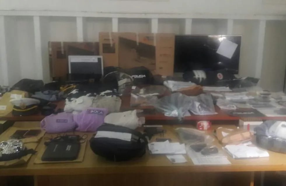 Elementos secuestrados por la PDI durante allanamientos en relación al robo a Tyna en Rosario.