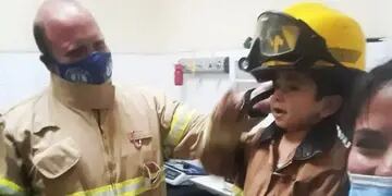 Los bomberos voluntario de Salto de las Rosas con Alan