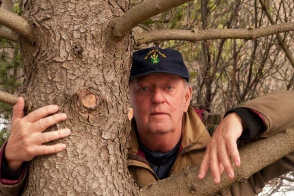 Throstur Eysteinsson, el impulsor de la campaña, abrazando a un árbol.