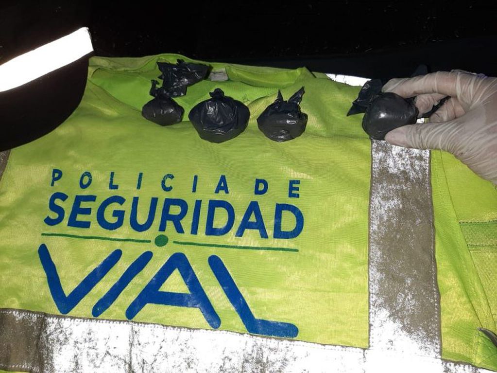 Detuvieron a tres personas en la autopista Rosario-Santa Fe por incumplir la cuarentena. Además llevaban envoltorios con cocaína. (@radio2rosario)