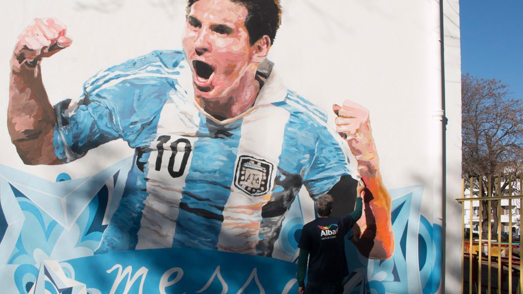 El primer mural que le hicieron a Messi en su escuela