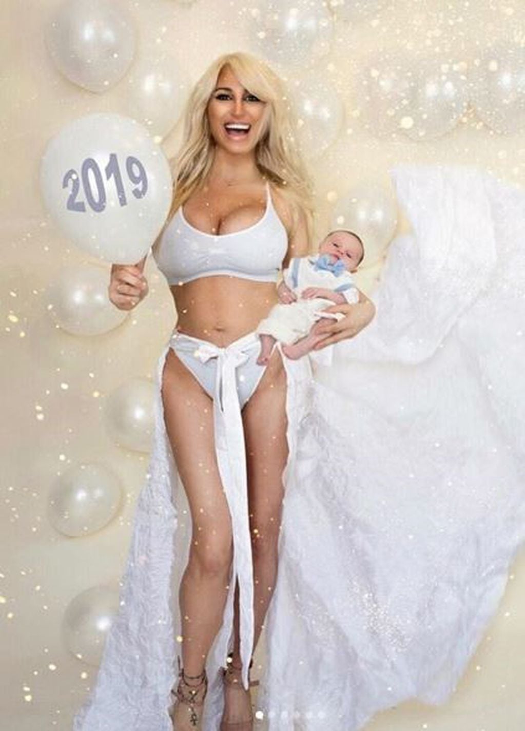 Vicky Xipolitakis deseó un feliz 2019 junto a su bebé. (Instagram)