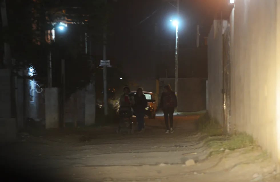 Una mujer recibio un disparo en la cabeza en una pelea en calle JONAS LARGUIA Nº 360 B° El Pueblito (Las Violetas)