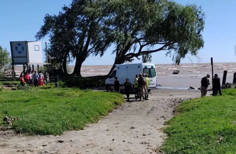 Un hombre de 35 años murió ahogado en el Río de la Plata cuando rescató a sus dos hijos que se estaban hundiendo.