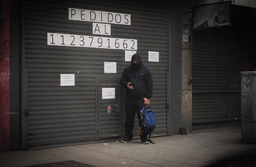 Calles vacías y comercios cerrados, postales de la nueva cuarentena estricta en la ciudad de Buenos Aires. (Federico López Claro)