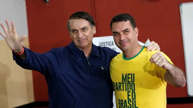 Bolsonaro, junto a su hijo Flavio (AP).