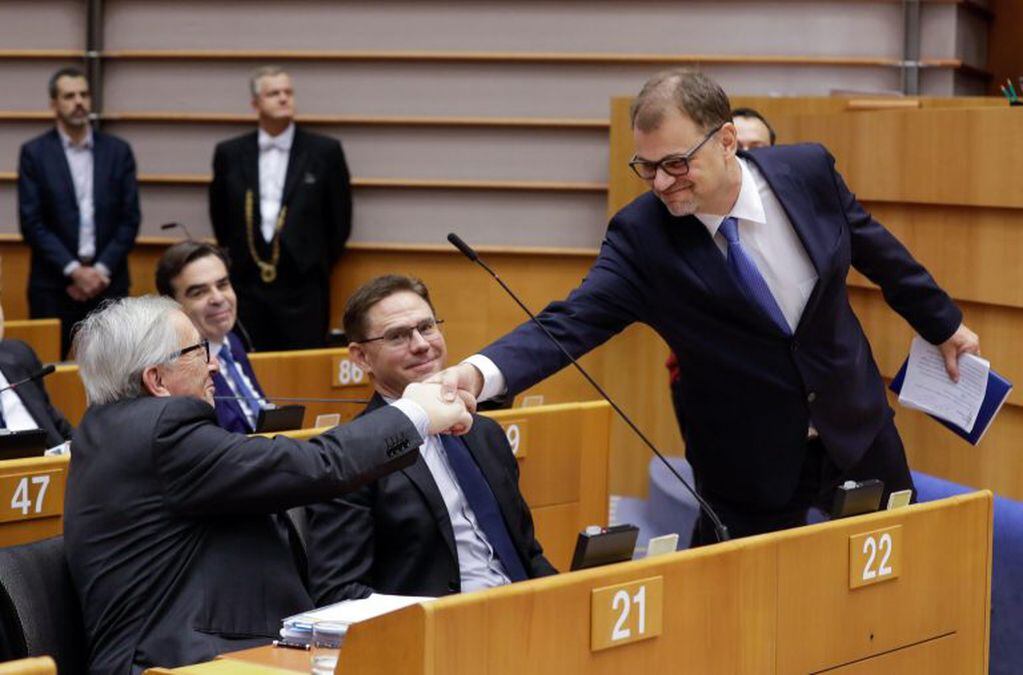 El presidente de la Comisión Europea, Jean-Claude Juncker, saluda al ministro  finlandés Juha Sipila