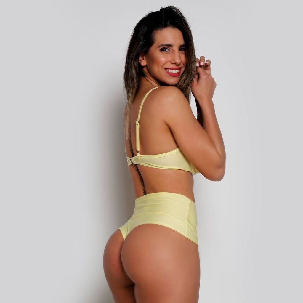 Cinthia Fernández sorprendió en su video preparando la receta por lucir una bikini. 