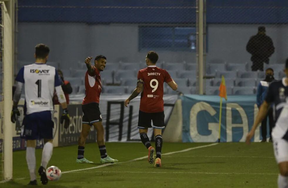 Adrián Balboa y Pablo Vegetti, la dupla goleadora con la que Belgrano sube en la tabla (Facundo Luque / La Voz).