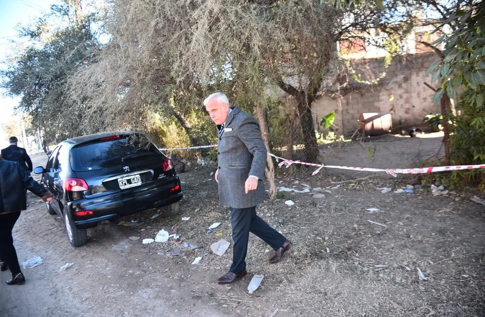 El fiscal Claudio Griffi inspeccionó esta mañana de lunes la casa de barrio Kairos donde ocurrió el brutal ataque el fin de semana.