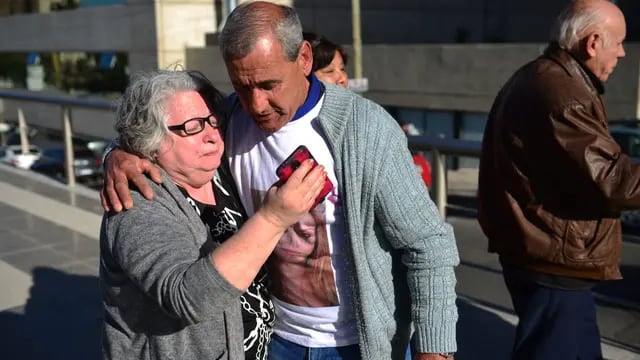 La familia de Gabriela Lencina se abraza tras la sentencia que condenó a perpetua por femicidio a quien fuera su pareja, Cristian Videla. (Nicolás Bravo).