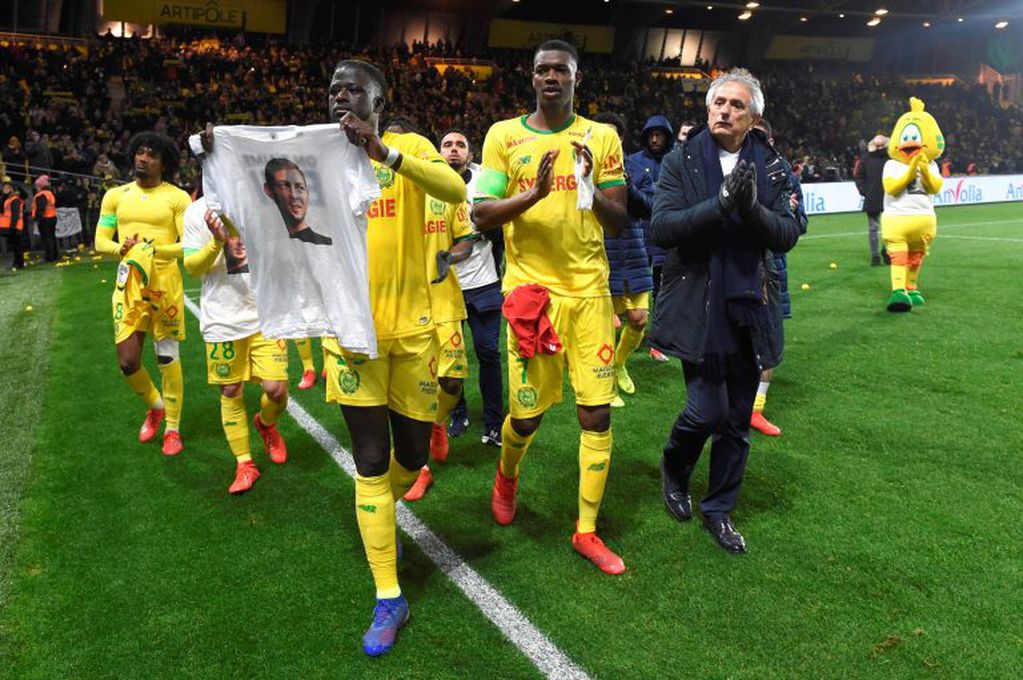 Los jugadores y el DT del Nantes rindieron un emotivo homenaje a Emiliano Sala en el partido contra AS Saint Etienne. Crédito: Photo by SEBASTIEN SALOM GOMIS / AFP.