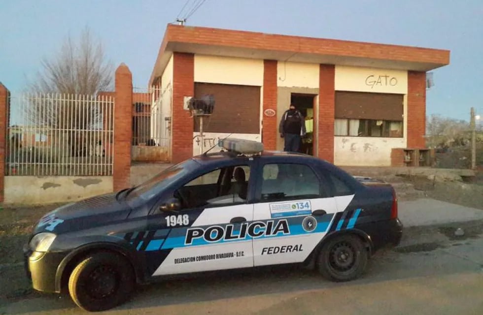 Policia Federal durante operativo Vianda Blanca en Caleta Olivia