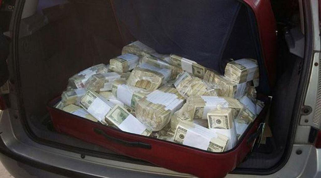 EL BOTÍN. José López llevaba el dinero en fajos dentro de valijas (Policía Bonaerense)