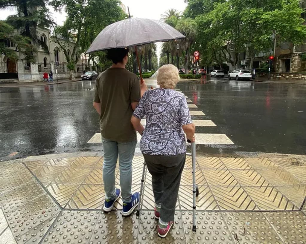 Aún con lluvia, la santafesina de 102 años fue a votar.