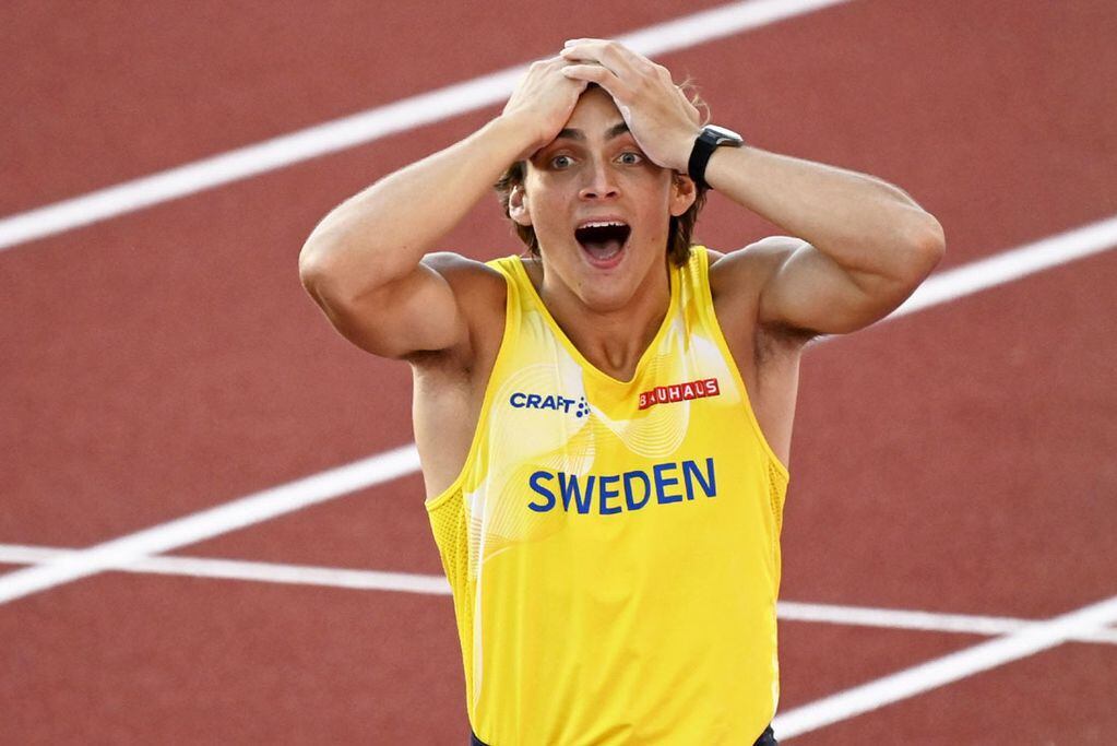 El sueco Duplantis no puede creer lo que consiguió: salto la varilla por encima de los 6.21 metros y bajó su propio récord mundial. (DPA)
