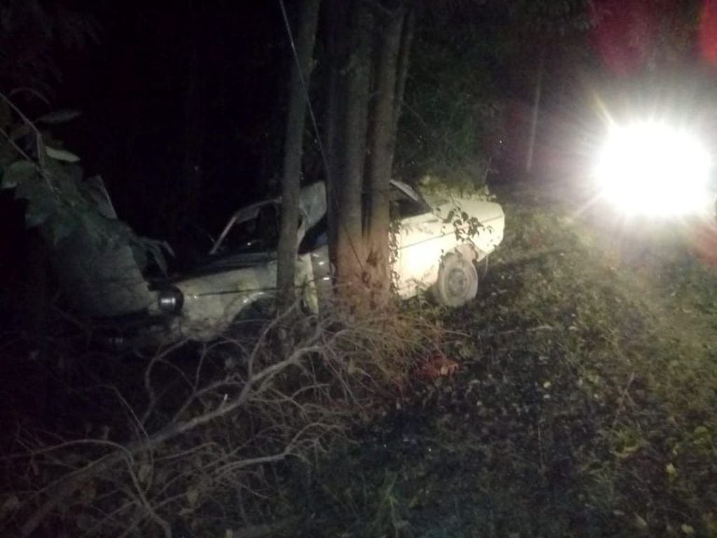 El conductor perdió el control y terminó entre los árboles de la banquina en inmediaciones de Villa La Bolsa.