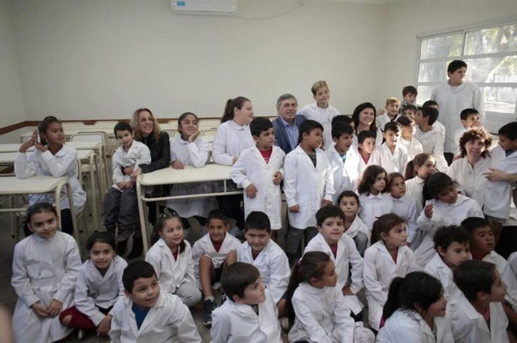 Massei juanto a alumnos de la escuela "Luis Piedrabuena".