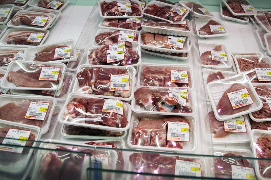 Paquetes de carne en una carnicería en Hong Kong (EFE/Jerome Favre)