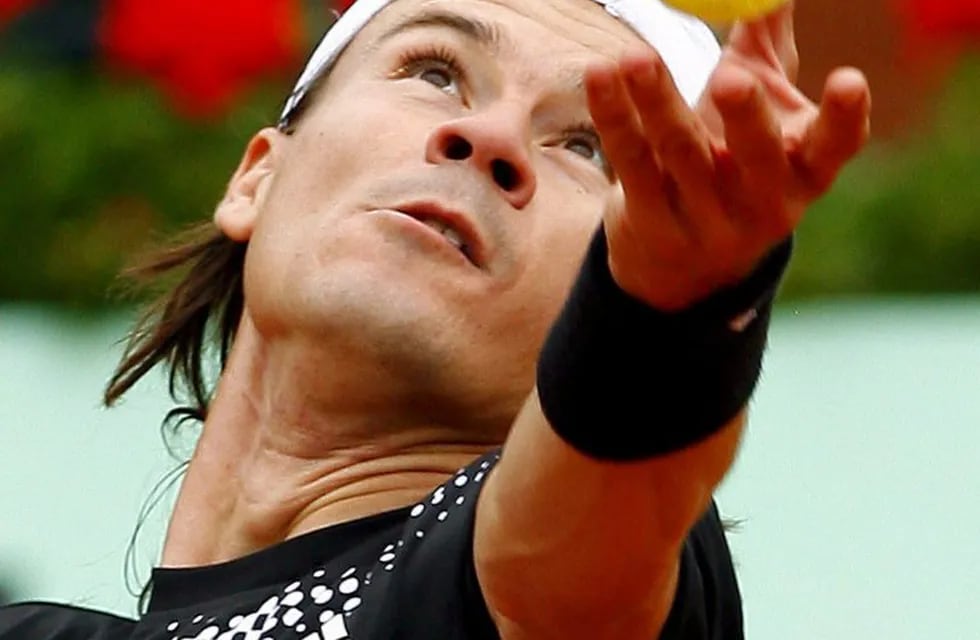 ARGENTINO CORIA ANUNCIA SU RETIRADA DEL TENIS - BOG100. BUENOS AIRES (ARGENTINA), 28/04/09.- Fotografía de archivo del 26 de mayo de 2008 del tenista argentino Guillermo Coria durante su partido ante el español Tomy Robredo en el Torneo de Roland Garros en París (Francia). Coria, quien llegó a ser la tercera raqueta del mundo en 2004 y ganó nueve títulos en el circuito de la ATP, anunció hoy, 28 de abril de 2009, su retirada del tenis, a los 27 años. EFE/Philippe Perusseau   ex tenista foto archivo anuncio retiro del tenis ex tenista argentino