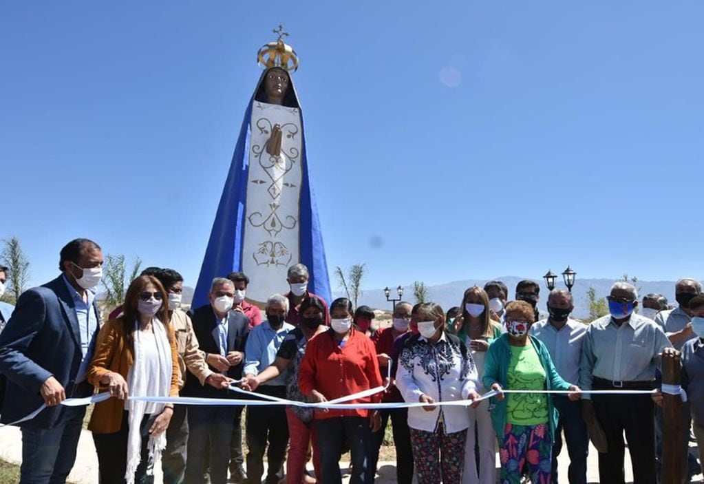 Inauguraron un Monumento a la Virgen del Valle de 14 metros en Fiambalá.