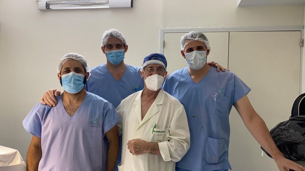Neurocirujanos Gonzalo Pedrosa, Claudio Turco y Facundo Centurion, y el anestesista Amadeo Bettini.
