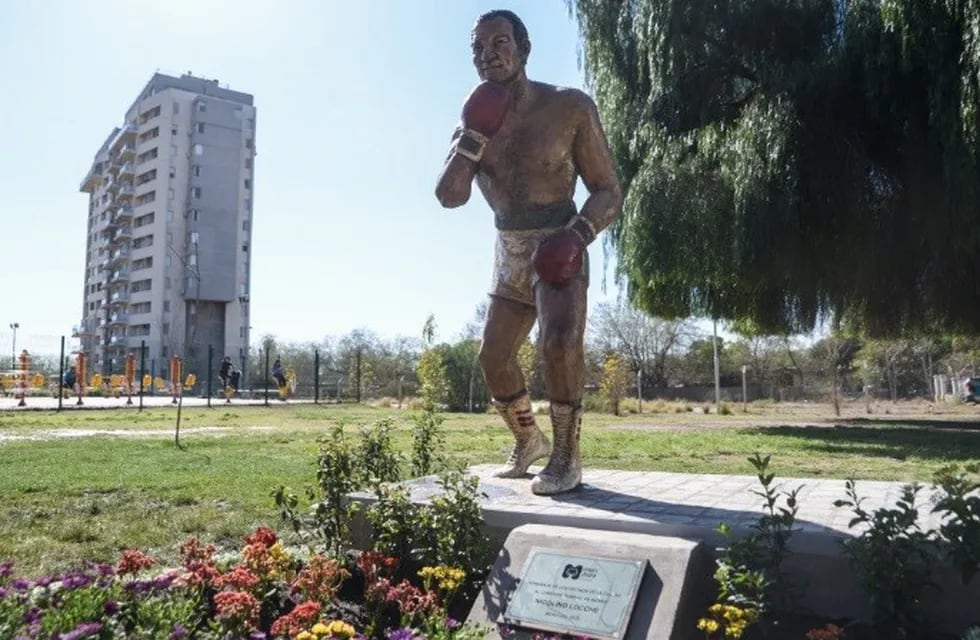 Se inauguró la estatua del inmortal Nicolino Locche en uno de los espacios públicos más visitados de la Ciudad.