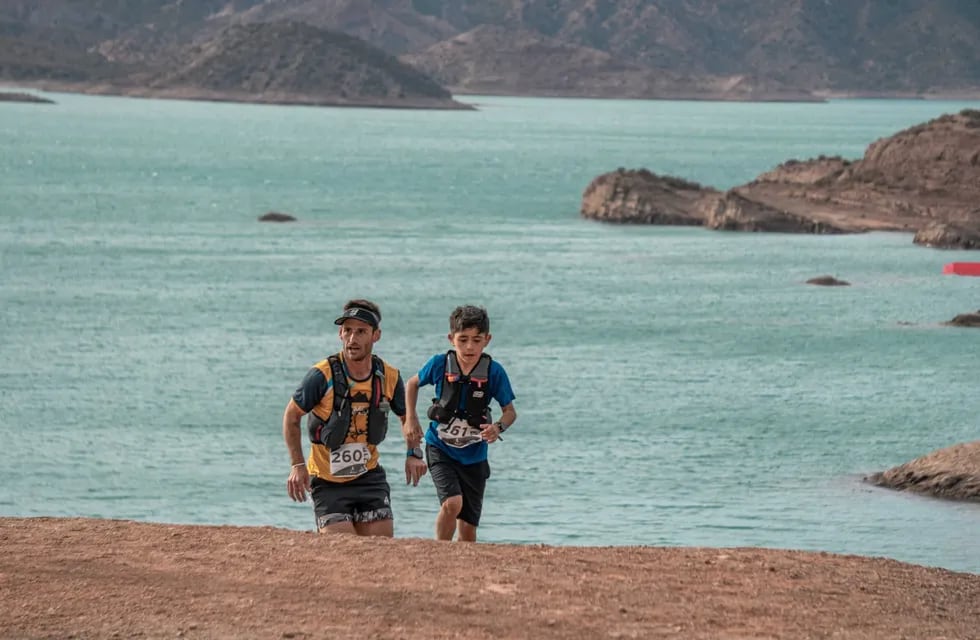 El pequeño runner de Beltrán, Fermín de 9 años, junto a su papá Ariel.