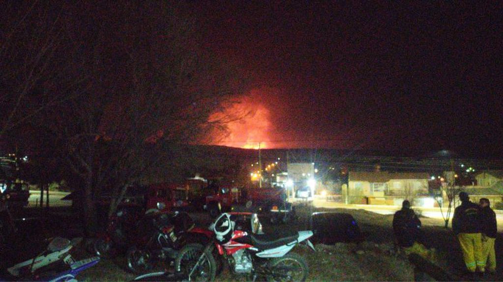 Así se veía esta madrugada el fuego desde una población cercana. (Foto Facebook / Bomberos Voluntarios de Tanti).