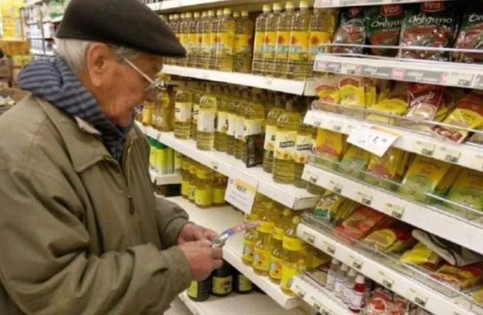 Un jubilado en un supermercado. (Anses)