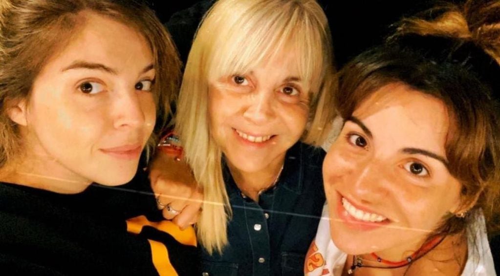 Claudia Villafañe junto a sus dos hijas, Dalma y Gianinna Maradona (Instagram).