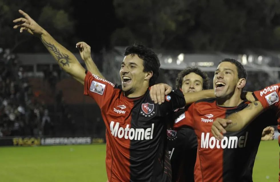 Newell's Old Boys' (L-R) forward Ignacio Scocco, midfielder Horacio Orzan and  forward Maximiliano Rodriguez celebrate after defeating to Boca Juniors in penalty shoot-out during their Copa Libertadores 2013 quarterfinals second leg football match at Marcelo Bielsa stadium in Rosario, some 350 Km north of Buenos Aires, Argentina, on March 29, 2013. AFP PHOTO / Juan Mabromata\r\n cancha newells maximiliano rodriguez ignacio scocco futbol copa libertadores 2013 futbol futbolistas newells old boys boca juniors