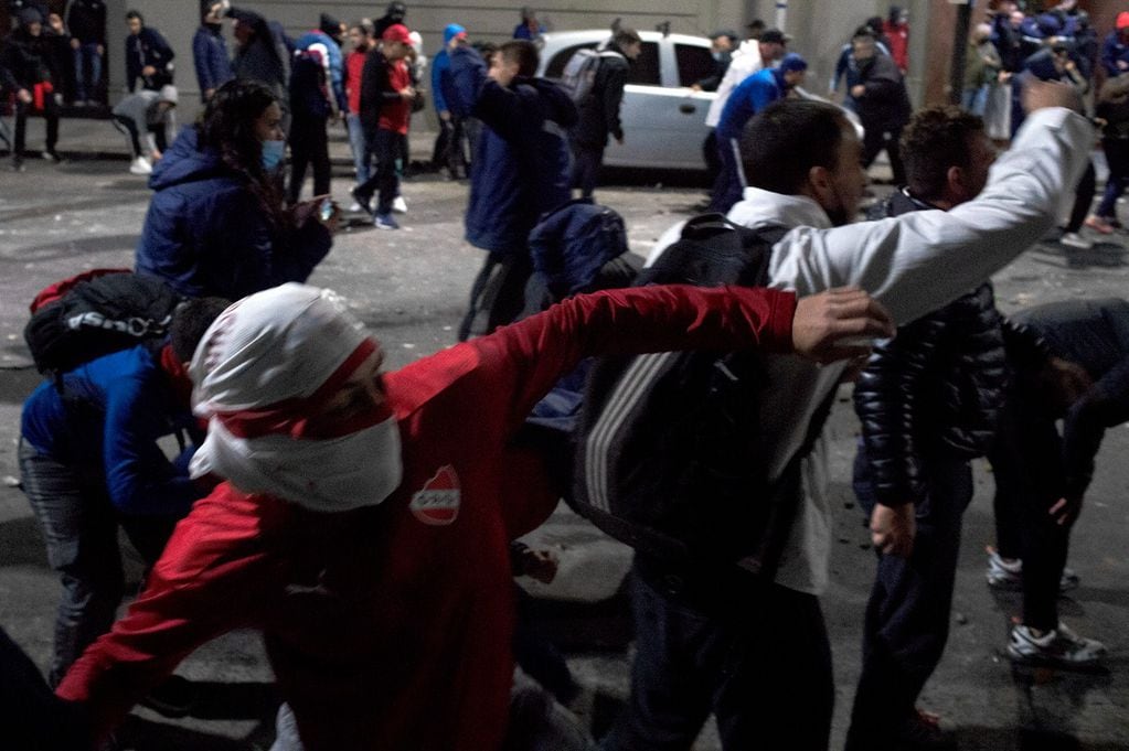 Los Incidentes de los hinchas de Independiente con la policía incluyeron varios heridos, gases lacrimógenos, balas de goma y detenidos. Foto: Gentileza Clarín.