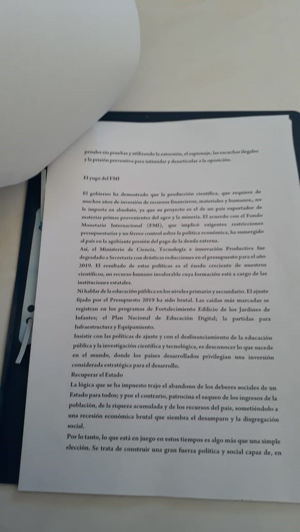 Firma de documento adhiriendo a la formula Fernández-Fernández