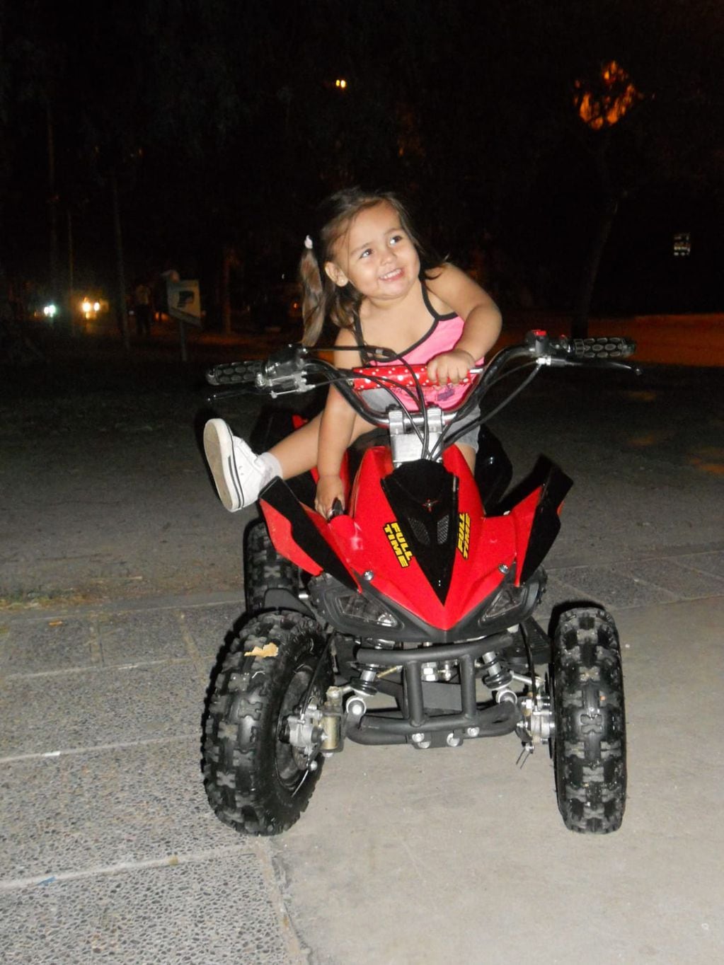 Ariana Correa la niña del Superbike en su primera máquina.